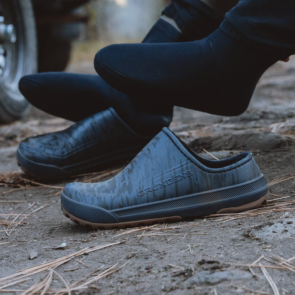 Grundens Fish-On Slip-On Fleece Blackbeard